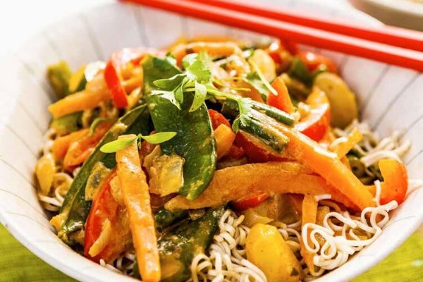 Vegetable Red-Thai Curry with Noodles